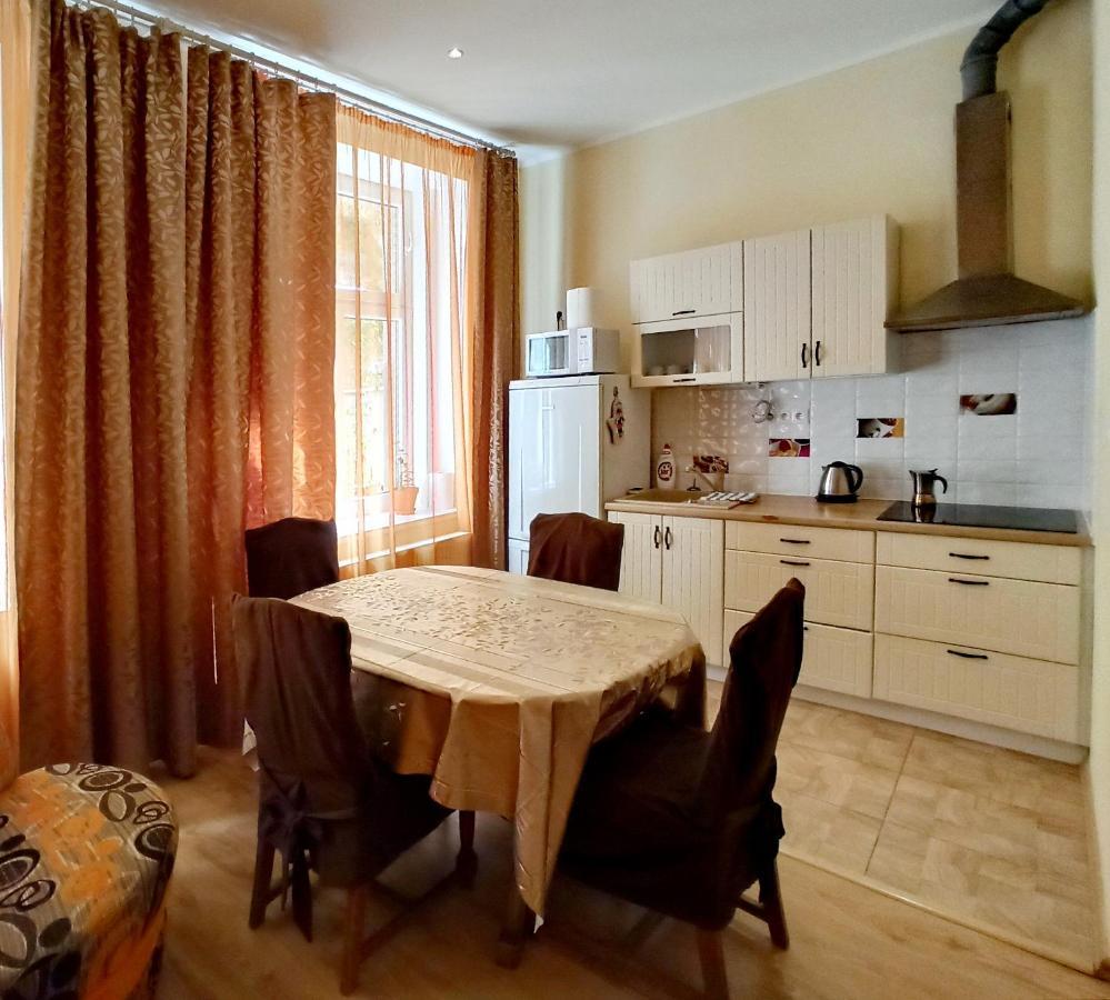 Apartments Iris Κάρλοβι Βάρι Εξωτερικό φωτογραφία
