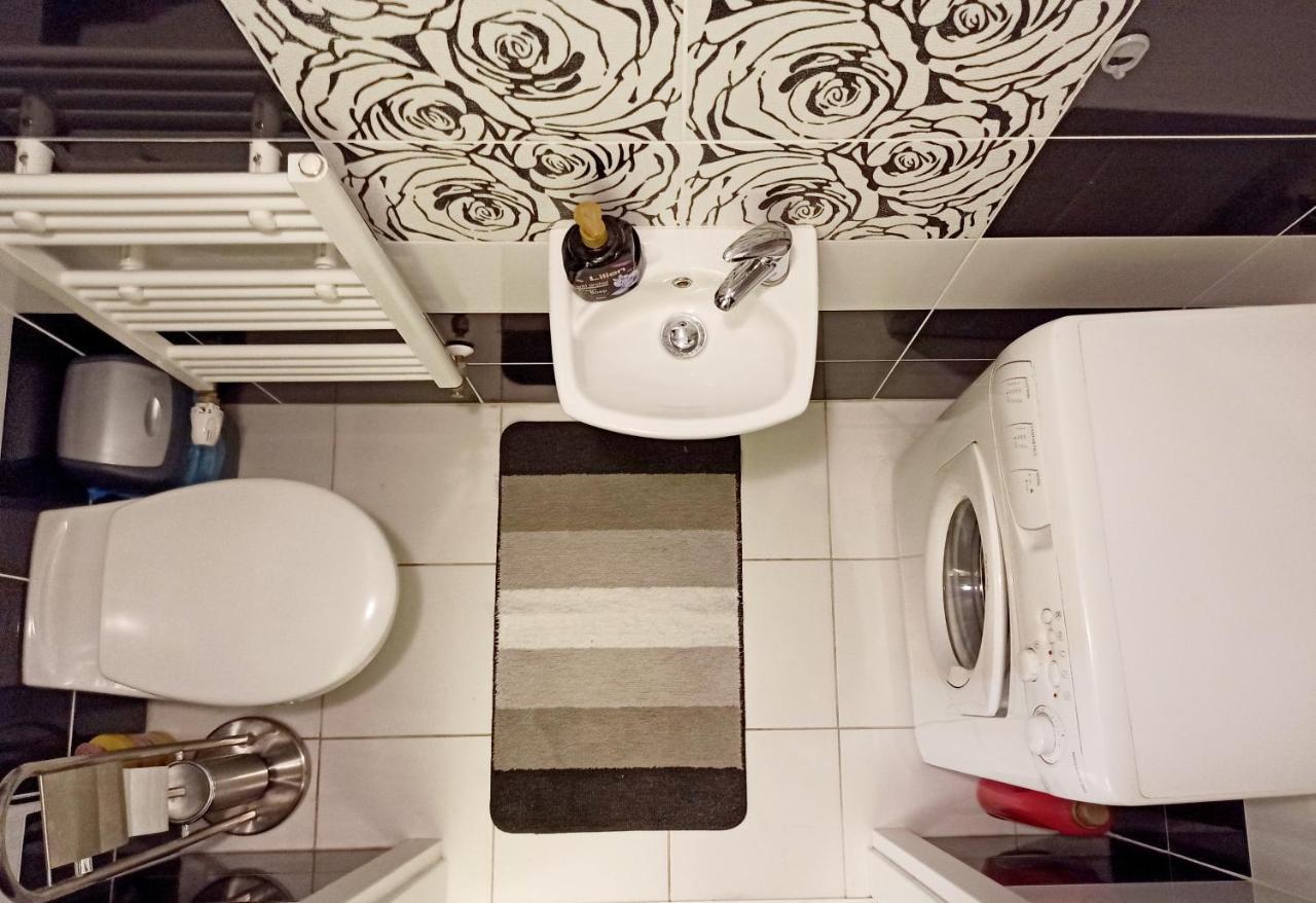 Apartments Iris Κάρλοβι Βάρι Εξωτερικό φωτογραφία