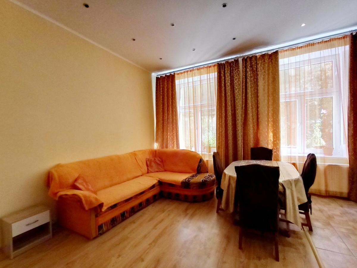 Apartments Iris Κάρλοβι Βάρι Εξωτερικό φωτογραφία