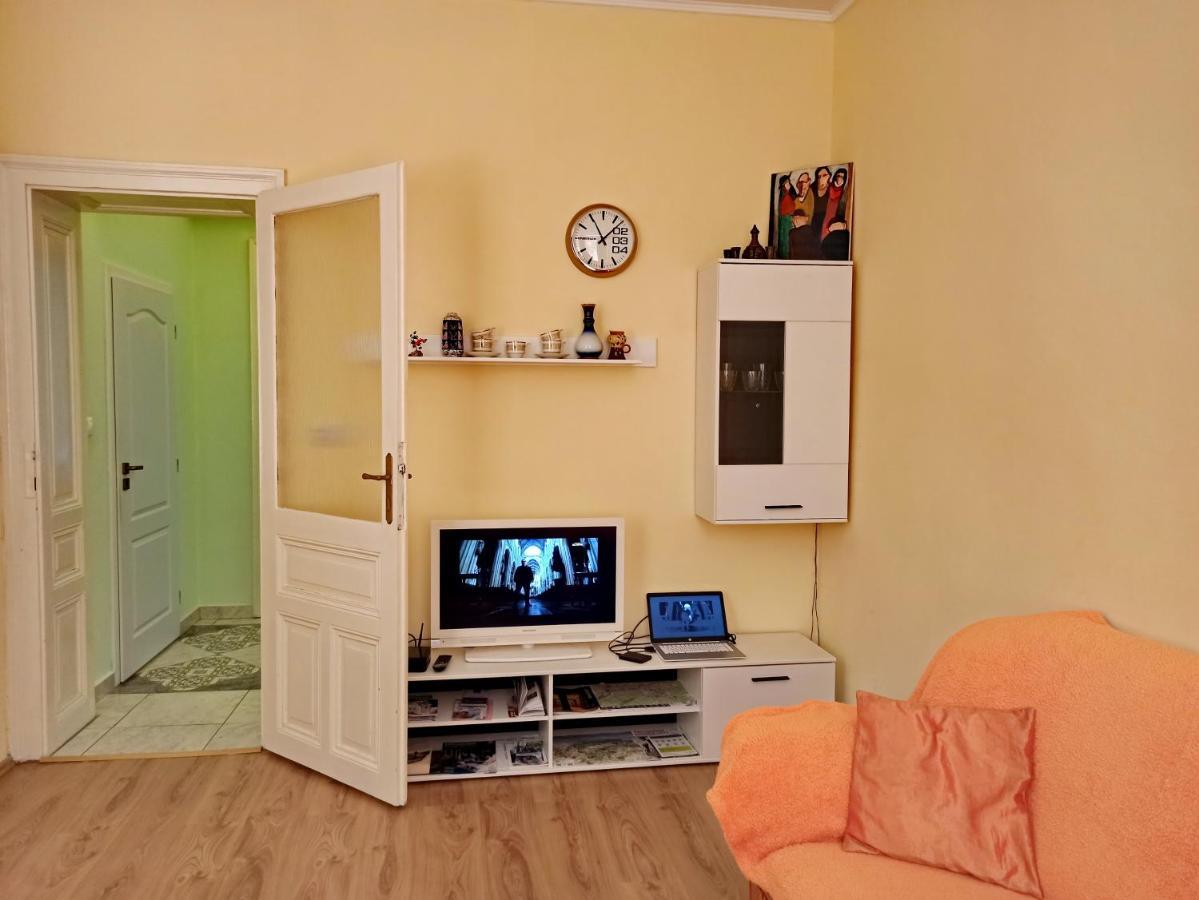 Apartments Iris Κάρλοβι Βάρι Εξωτερικό φωτογραφία